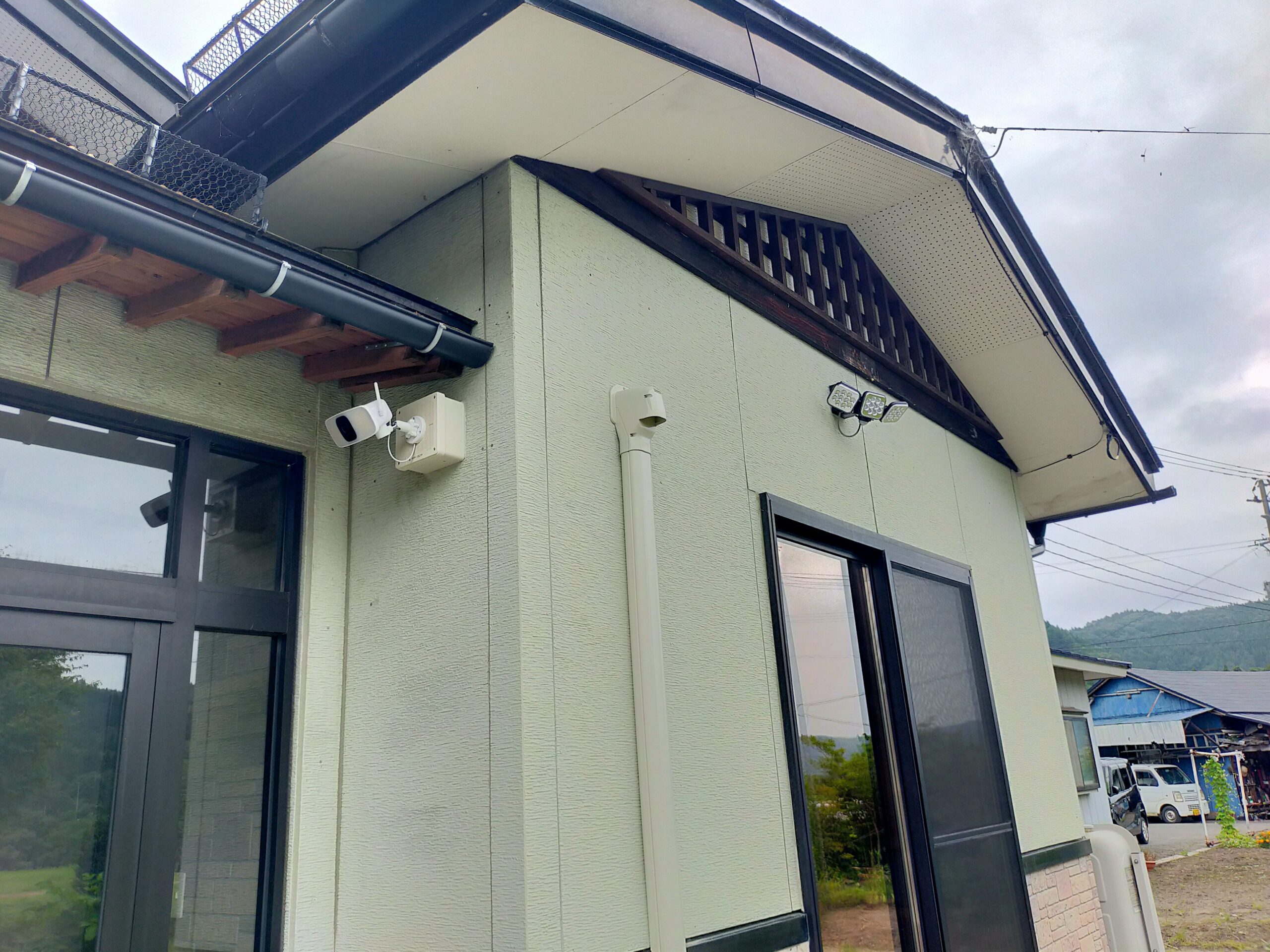 十和田市　防犯カメラ、人感センサーライト取付